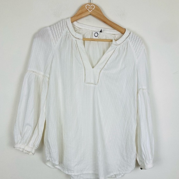 Anthropologie Tops - Anthropologie Akemi & Kin white textured shirt split neck top. Size XS